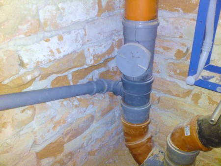 Detail kanalizačného systému rodinného domu.